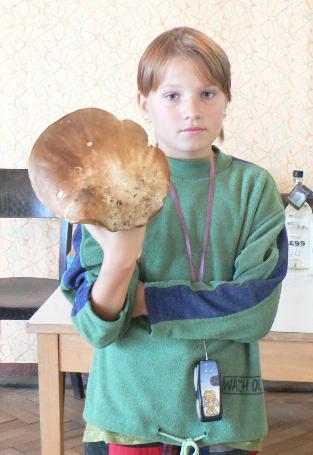 V�t�zka sout�e o nejv�t�� jedlou houbu nalezenou na pochodu.