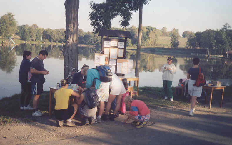 Start 1. ro�n�ku byl p�ed pal�rnou u rybn�ka.