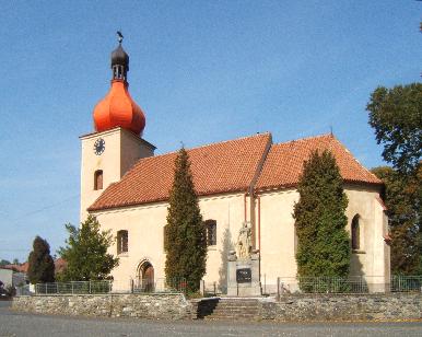 Kostel v Bohdani s gotickm portlem.