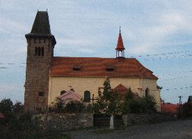 Kostel v Pertoltic�ch z ji�n� strany.